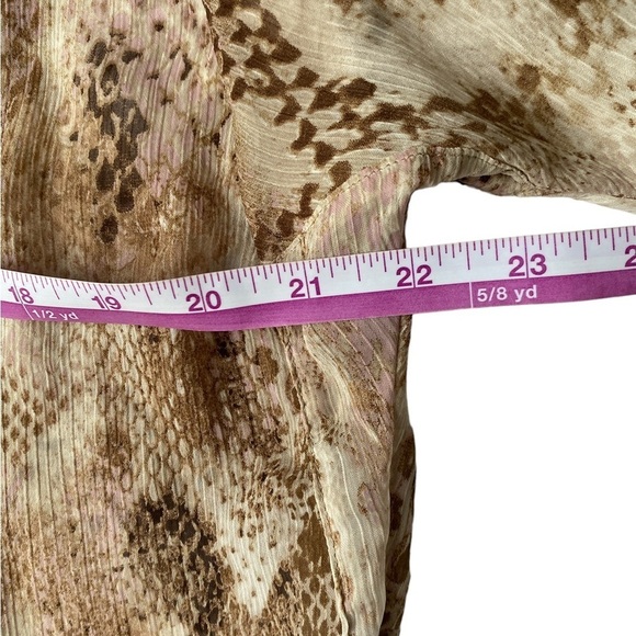 Express‎ Tan Snake Print Semi Sheer 1/2 Button Top Sz M - Picture 5 of 8